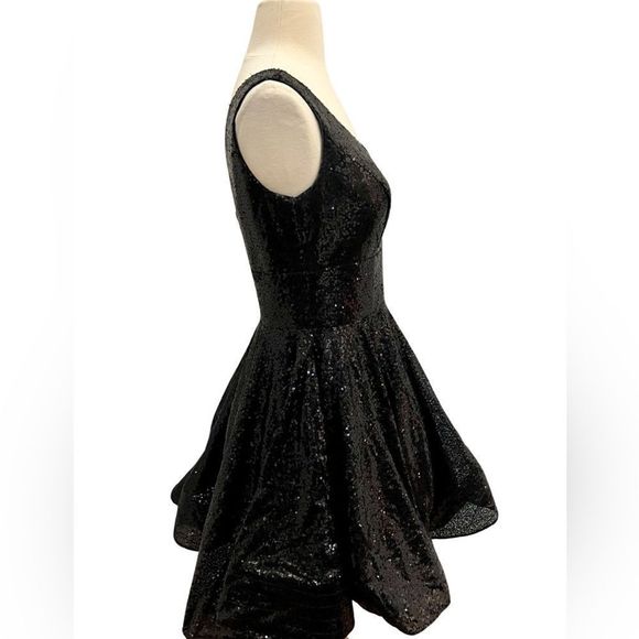 STUNNING Mac Duggal Black Sequin Fit and Flare Formal Dress - Picture 8 of 12